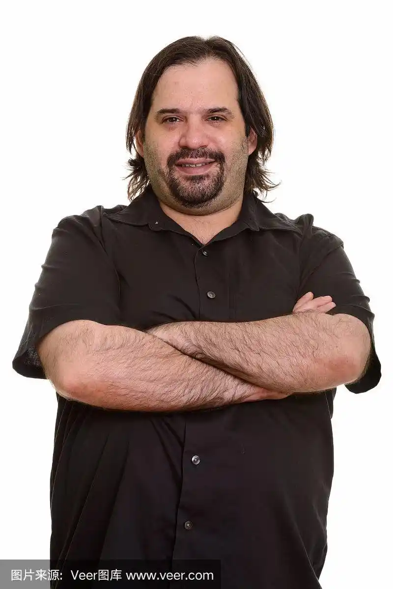 快乐的胖胡子男人双臂交叉微笑着