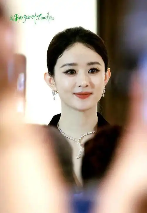 赵丽颖v领西装配高珠亮相成都,霸气又明艳!赵满街帅我一脸啊!