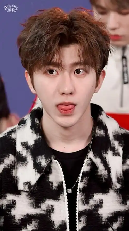 笑得好开心,好漂亮,又吐小舌头97#蔡徐坤