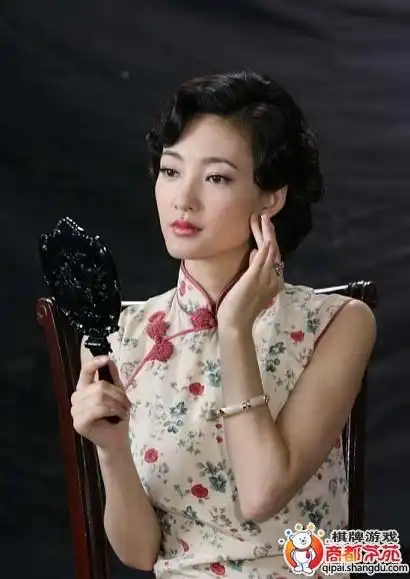 《枪花》热映王丽坤受追捧 "素颜女神"的制服诱惑