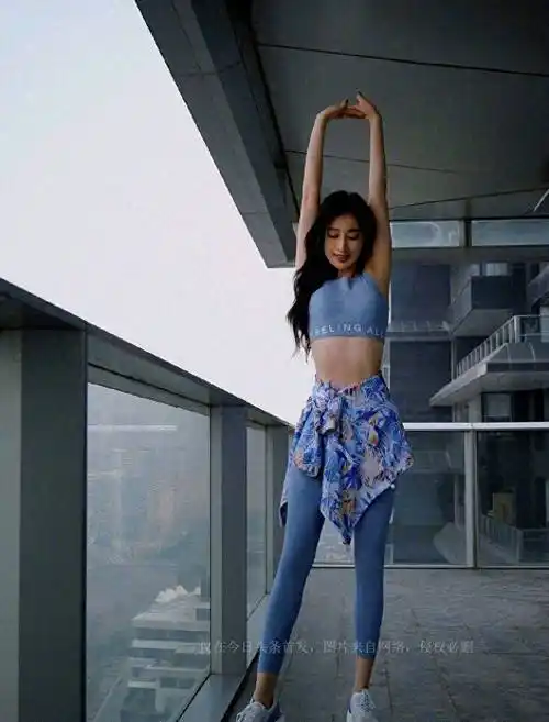 37岁张俪晒健身照,穿瑜伽裤大显身材曲线,所处背景疑似超大豪宅_生活