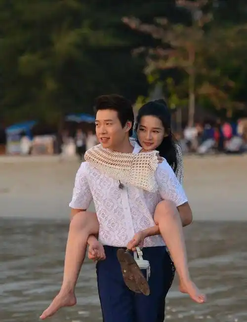 李沁身着清新泳衣海边嬉戏,竟然"骑"在魏大勋身上,看呆了_画面_活力