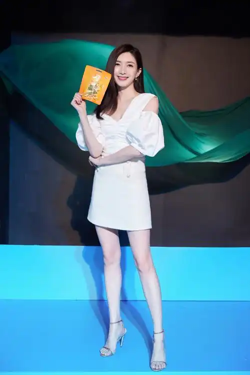 江疏影为显腿长太拼了牛仔短裤穿到胸口配高跟鞋美腿好迷人