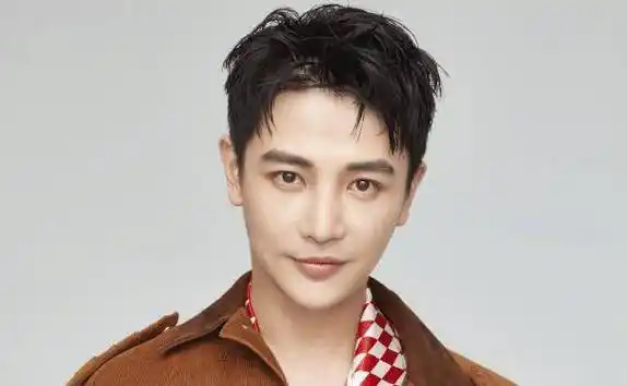 2004年就已经拍戏的孙坚,也是一个专业演员,却并不是特别火爆_影视剧