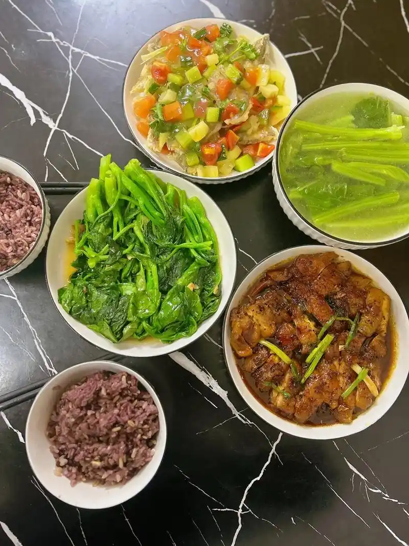 潮汕小夫妻午晚餐|三菜一汤.今日午晚餐消费:午餐25.晚餐6 - 抖音