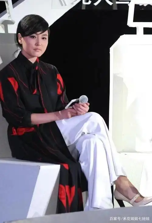 林心如与张延同台气质被碾压,张延穿衬衫裙成熟大气,剪短发好美