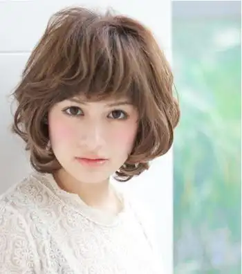 圆脸短发烫发发型修颜时尚感短发烫发倍显干练自信