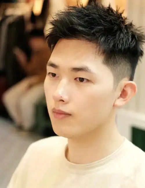 看起来非常干净,清爽,不想留长头发的男生可以考虑#男士发型参考