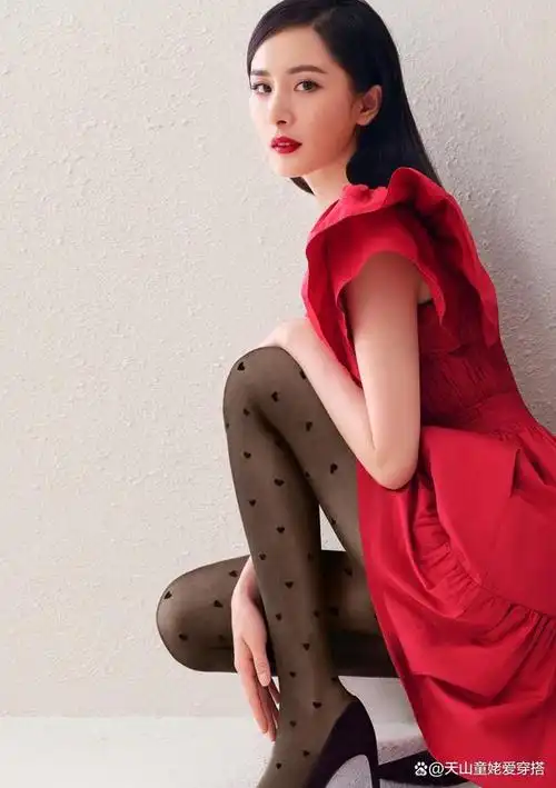 最美不过浓妆淡抹的杨幂,黑色斑点丝袜搭配红色连衣裙,妖艳动人