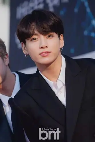 声称照片中的男性是田柾国,这番爆料在防弹少年团的粉丝中引发轩然