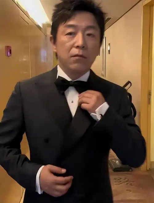 黄渤变装惊艳上影节,上半身西装下半身运动裤,网友:全身都是戏