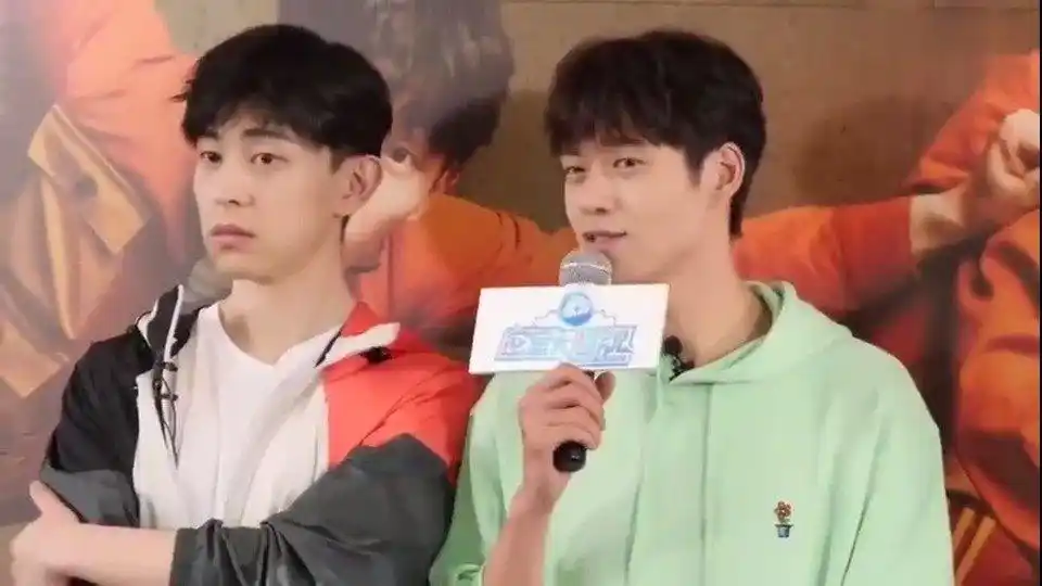 5-5 来自 邓伦超话 关注 邓伦魏大勋 邓伦说了句什么?