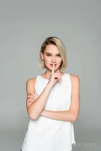 美丽时尚的女人与嘘标志孤立的灰色