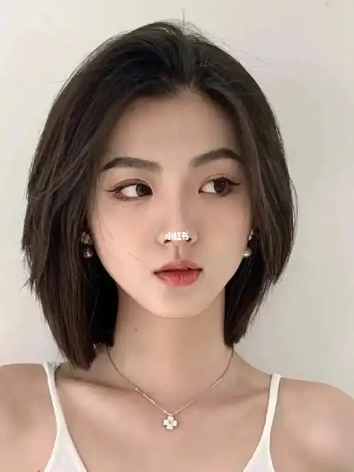 女生一定要尝试的一刀切短发又纯又欲绝绝子整体发型采用0层次修剪全