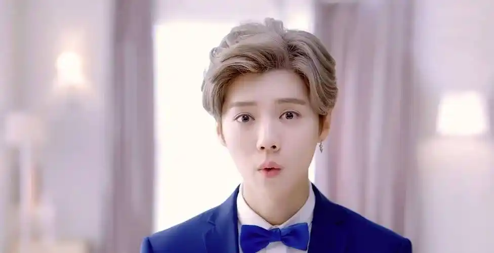 张艺兴:凭借努力成功转型,背后付出的汗水终得到认可_吴亦凡_鹿晗