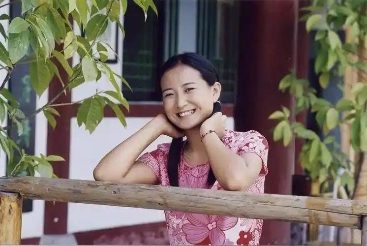 年轻时的贾玲,长得漂亮,一对甜美的酒窝,笑起来抚慰人心.