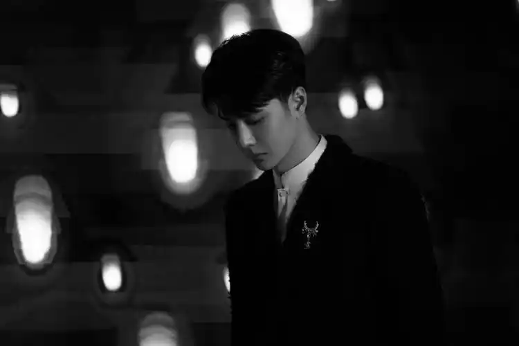 王一博风起洛阳发布会造型大片黑色毛呢西装白衬衫贵气优雅