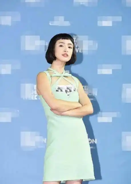 林依晨亮相台北时装周,薄荷绿短裙配蘑菇头,偶像剧女王风格大变_造型