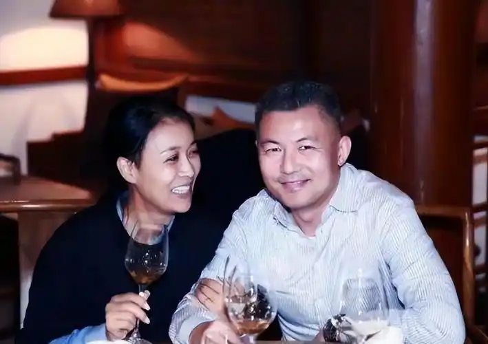 不介意妻子未婚生子,对继子和亲生女儿一样好|孟桐|那英|王纳文_新浪