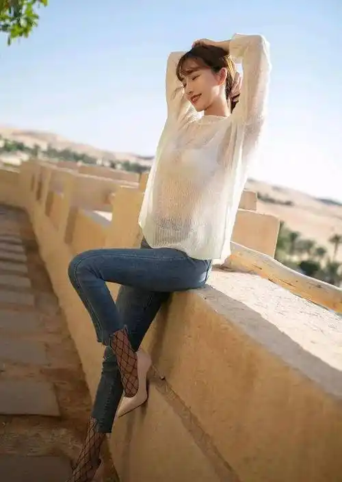 原创春季针织衫搭配牛仔裤时尚穿搭日常生活照