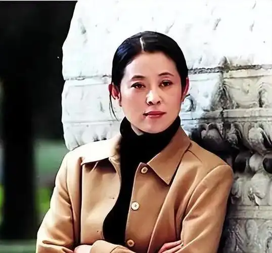 陈红被称为大陆第一美人两大名导为其着迷今55岁依旧年轻