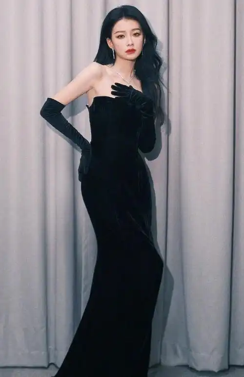 孙怡穿抹胸黑裙身材婀娜皮肤白皙美艳动人