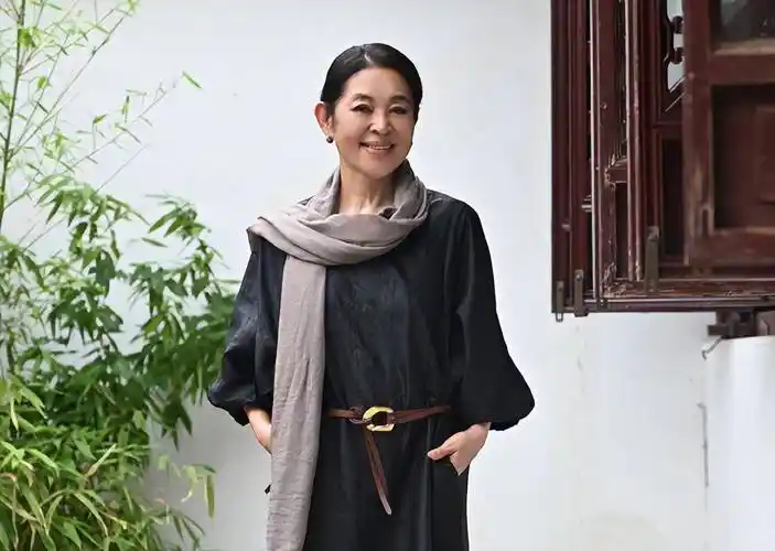 64岁倪萍近照曝光,脸崩尖下巴认不出,苹果肌又垮又肿抢镜_陈凯歌_董卿