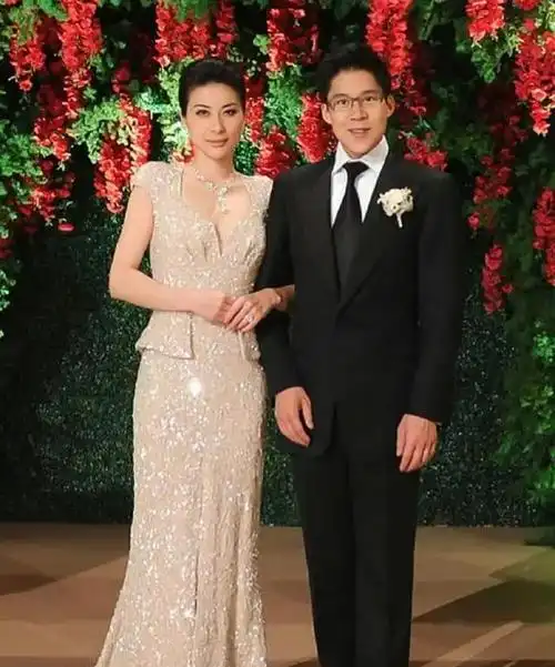 霍启刚郭晶晶结婚11周年快乐!晒夫妻牵手照,包场看电影