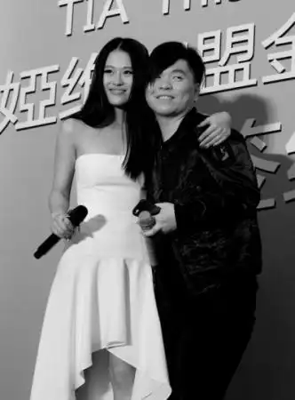 袁娅维签约金牌大风 常石磊现身道贺(图)