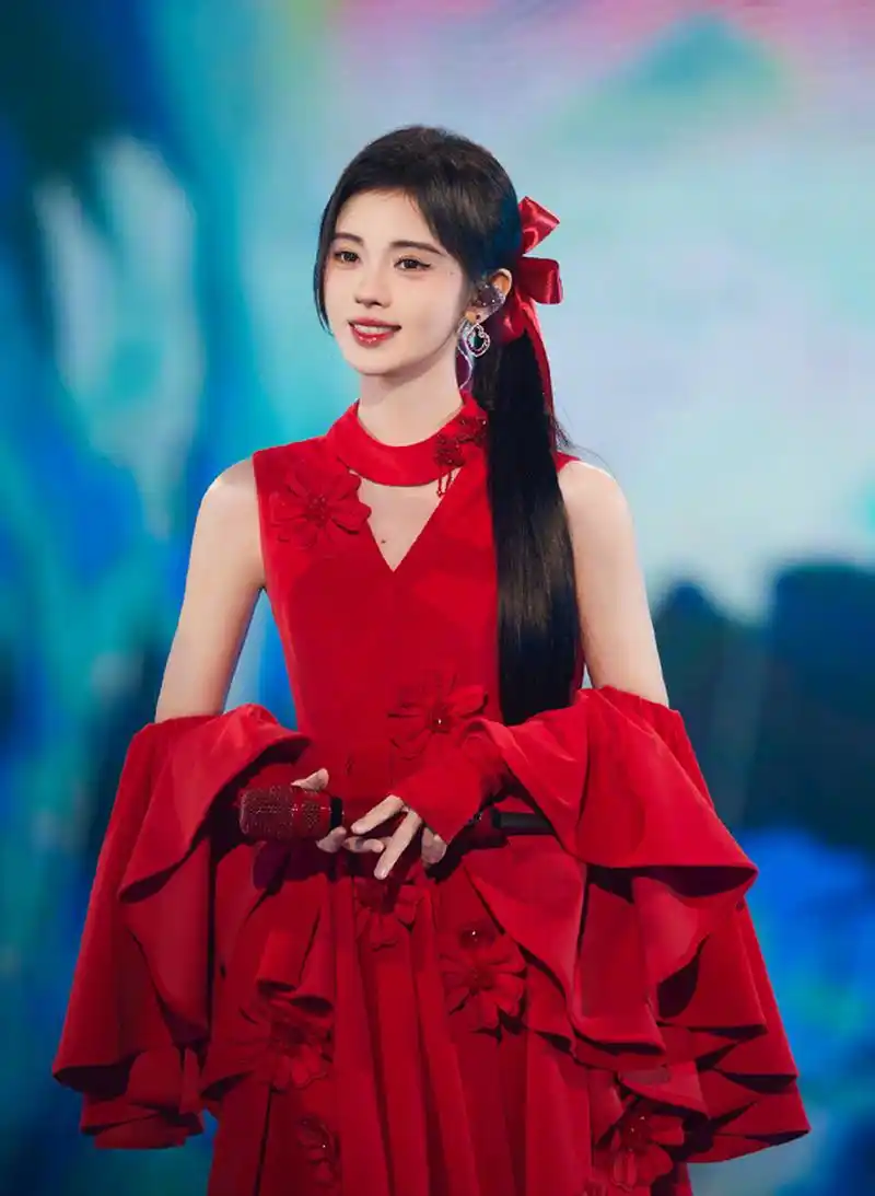 鞠婧祎这一身红衣,她跨年夜的表演可还行?#2024跨年晚会