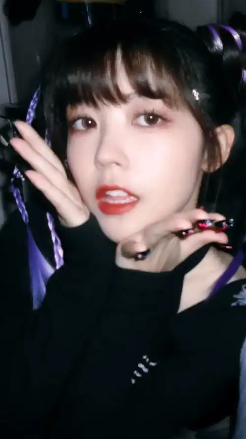 赖美云超话|#楼炅择赖美云双a翻跳antifragile#99@赖美云截修|壁纸