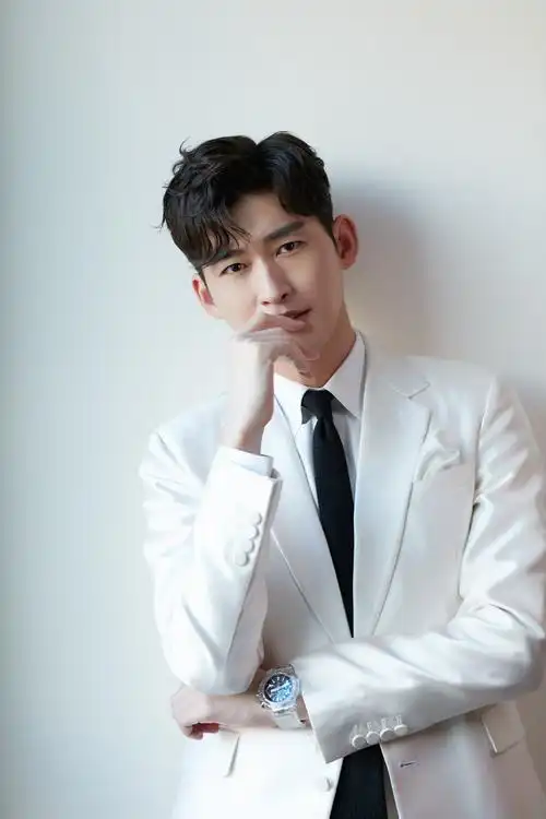 张翰瓷白西装亮相国剧盛典 造型干练清爽长腿逆天