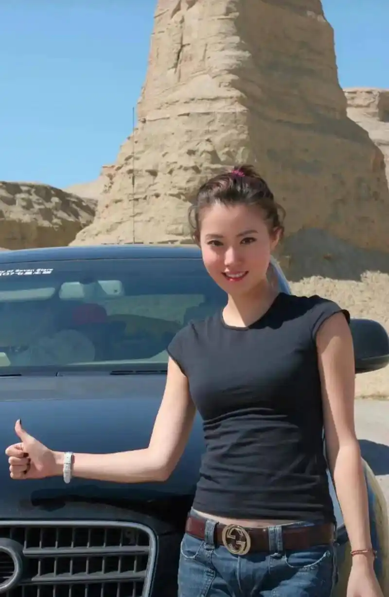 东方卫视主持人麻伊琳,她曾经风光出嫁,离婚后独自抚养儿子长大