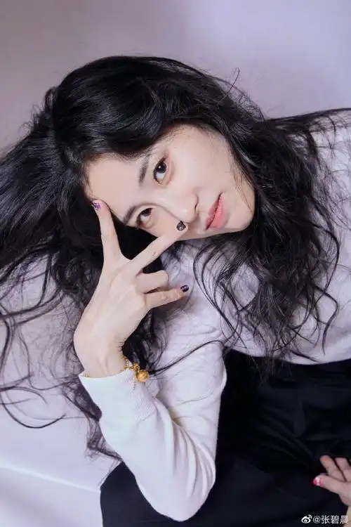 白色毛衣随拍##张碧晨晒随拍九宫格#一套因为屁股蹲儿摔出来的照片