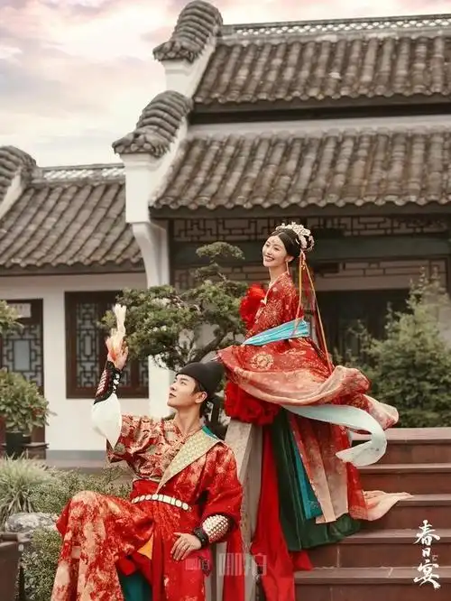 那么,为何不考虑选择春日宴主题的古装婚纱照呢?