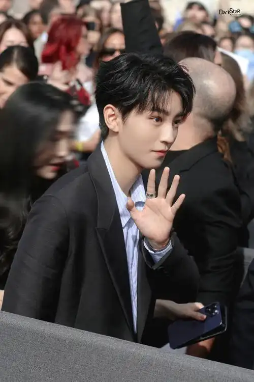 迪丽热巴王俊凯同框##王俊凯黑色摩登西装