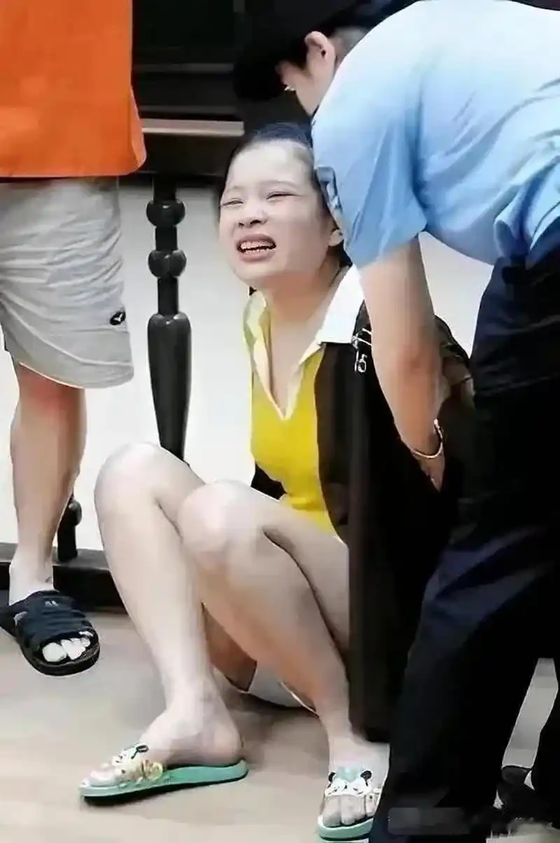 2009年,女毒贩杨金红的庭审现场,五位毒贩中,只有她和男友薛金艳被