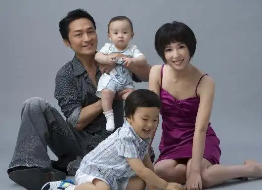 2006年2月,吴佳尼与台湾男演员马景涛在拍摄电视剧《封神榜之凤鸣岐山