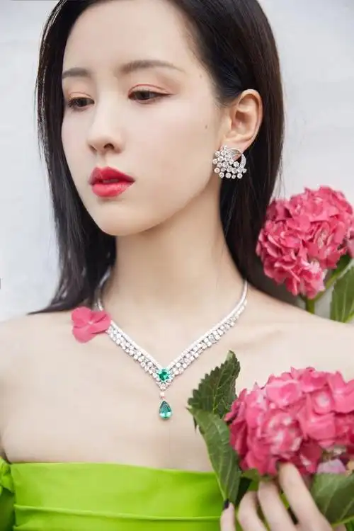 陈都灵说自己像根荧光棒