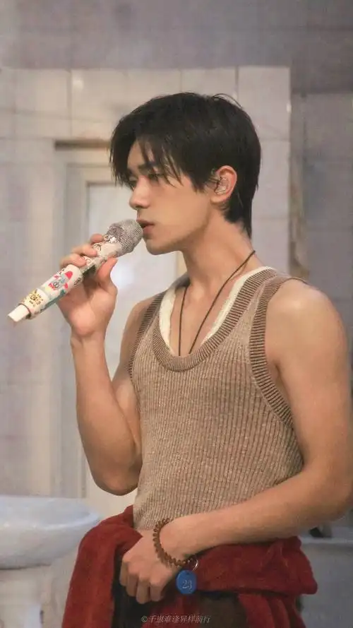 给我的惊喜何止万千. 你名中带玺. 便是那样的惹人欢喜. 易烊千玺