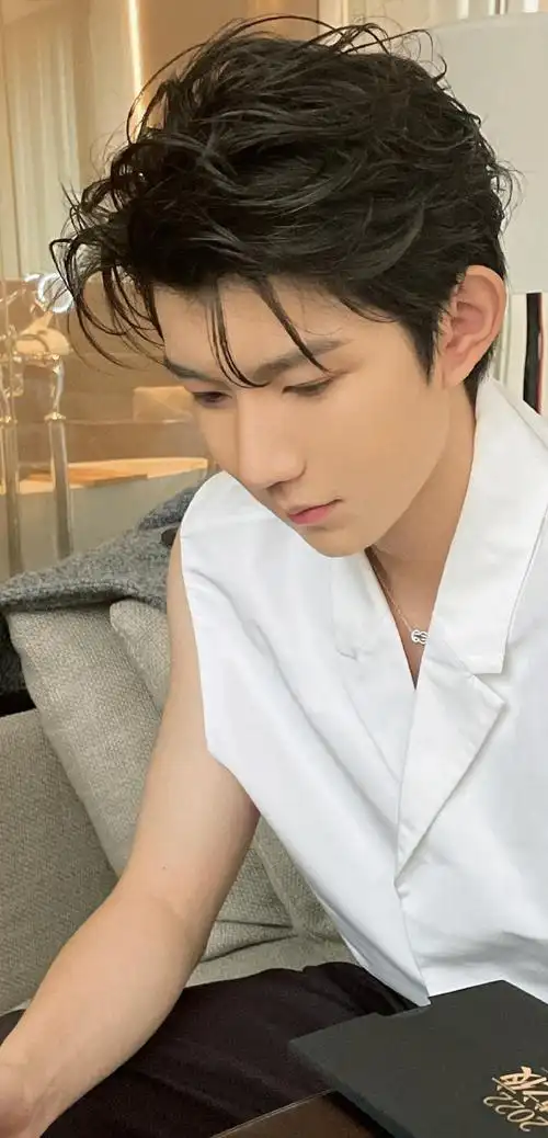 王源无袖白衬衫