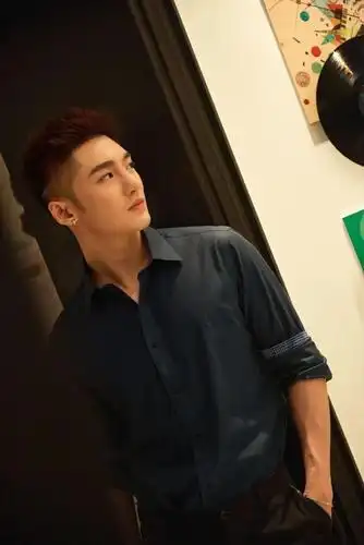 胸肌配衬衣,这个长腿肌肉男帅爆了!