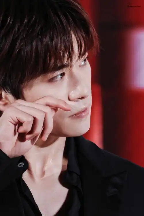 易烊千玺阿玛尼美妆全球品牌代言人#易烊千玺超话醉人的海风甜美狄