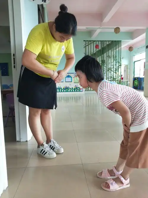 宝贝选择自己喜欢的方式跟老师打招呼,美好的一天从一句"早上好"