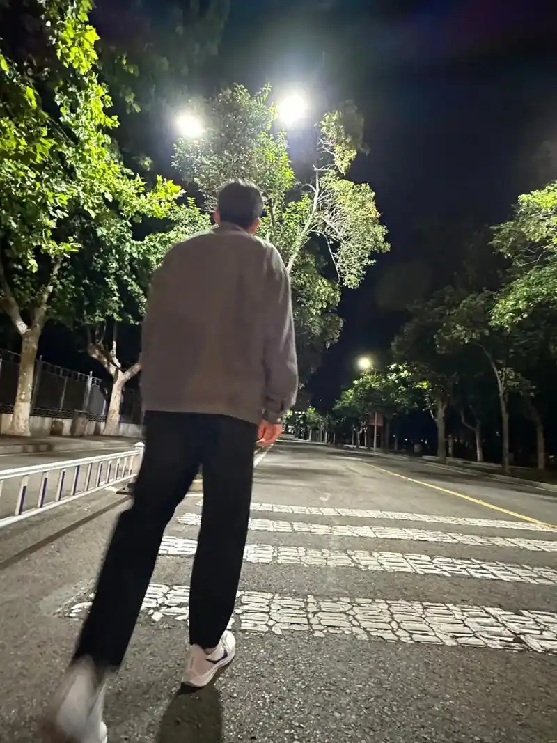 我们暗淡无光,但也闪闪发光.#路灯下 #纯情男高 #背影 # - 抖音