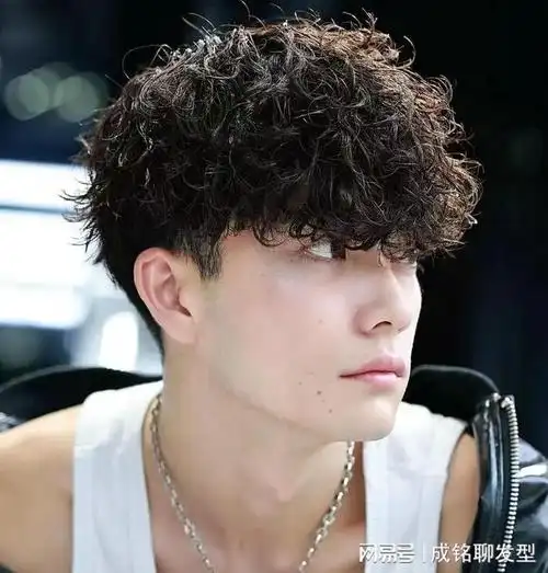 男生头顶头发稀少适合烫什么发型?试试这几款卷发,帅气又显发量