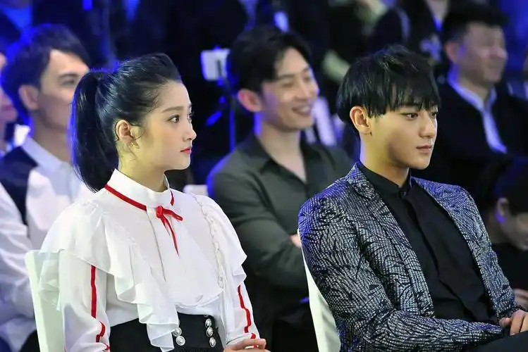 黄子韬与关晓彤同框 低头微笑似乎有点害羞