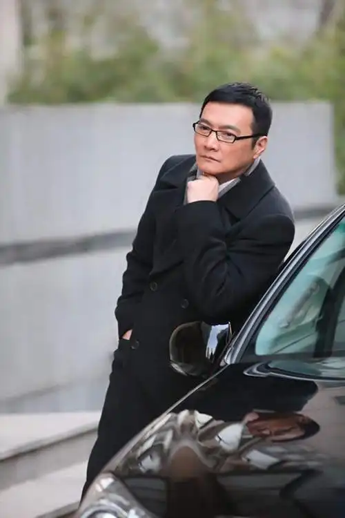 他开始努力学习专业的导演知识,而汪俊也考上了中央戏剧学院的导演系