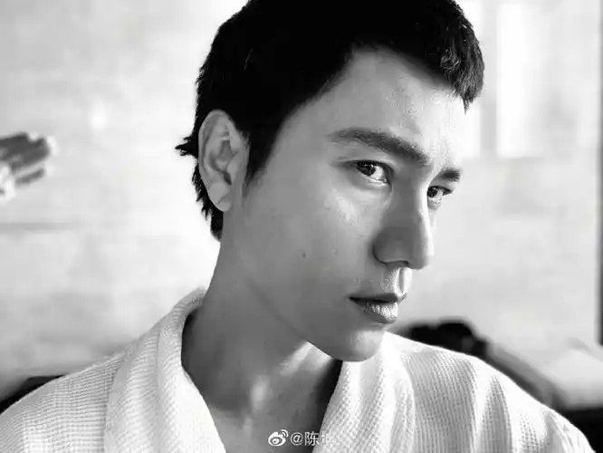 陈坤晒海边阳台剪发照寸头自拍帅气迷人