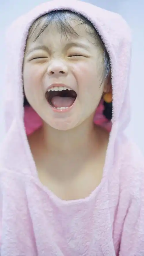 治愈系笑容女儿洗澡后的随意抓拍小孩的快乐简单到不能简单